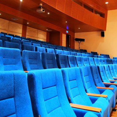 Modern sinema veya tiyatro salonu boş ve mavi rahat koltuklar, sinema koltukları veya sandalye