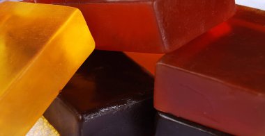 Turuncu ve sarı aromalı ve güzel kokulu sabunlar.