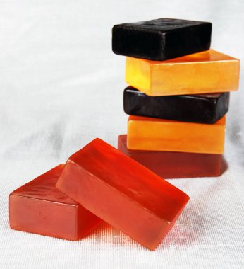 Turuncu ve sarı aromalı ve güzel kokulu sabunlar.