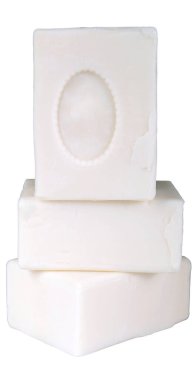 Beyaz aromalı ve güzel kokulu sabunlar, beyaz arka planda izole edilmiş.