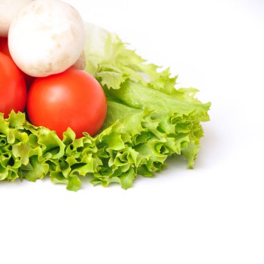 Beyaz arka planda izole edilmiş organik çiğ ve sağlıklı sebzeler.