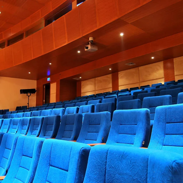 现代电影院或剧场大厅空荡荡的蓝色舒适座位 电影院座位或椅子 — 图库照片