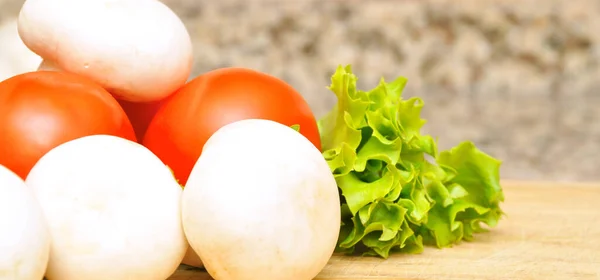 Surtido Verduras Orgánicas Frescas Crudas Saludables Sobre Tabla Cortar Bambú — Foto de Stock