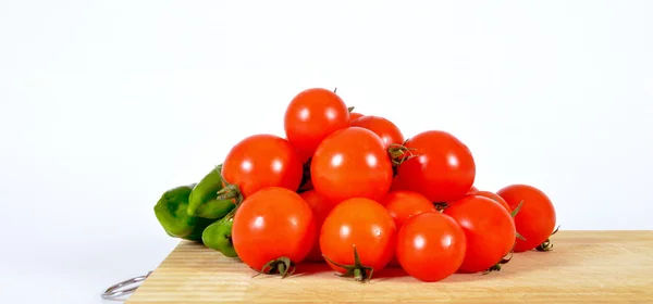 西红柿和胡椒 都是有机西红柿 新鲜的有机西红柿 在切菜板上分离 — 图库照片