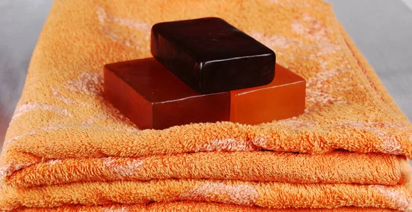 橙色和黄色芬芳 香皂条和毛巾 — 图库照片