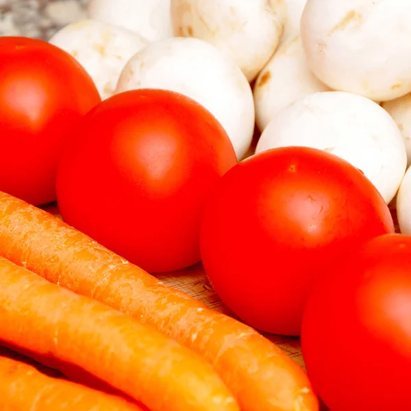 Surtido Verduras Orgánicas Frescas Crudas Saludables Sobre Tabla Cortar Bambú — Foto de Stock