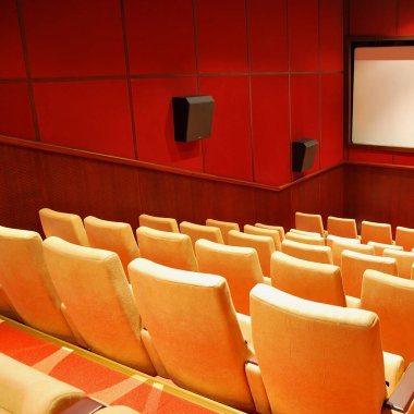Modern sinema salonu boş ve bej renkli rahat koltuklar, sinema koltukları veya sandalye, beyaz sinema ekranı