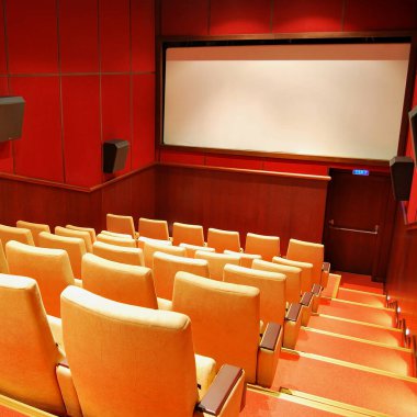 Modern sinema salonu boş ve bej renkli rahat koltuklar, sinema koltukları veya sandalye, beyaz sinema ekranı