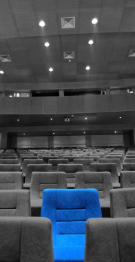 Modern sinema salonu boş ve mavi gri rahat koltuklar, sinema koltukları veya sandalye