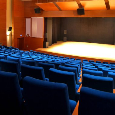 Modern sinema veya tiyatro salonu boş ve mavi rahat koltuklar, sinema koltukları veya sandalye
