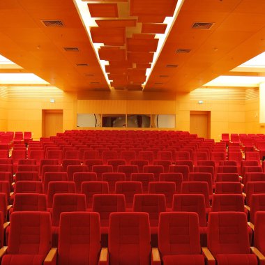 Modern sinema salonu boş ve kırmızı rahat koltuklar, sinema koltukları veya sandalye