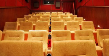 Modern sinema salonu boş ve bej renkli rahat koltuklar, sinema koltukları veya sandalye