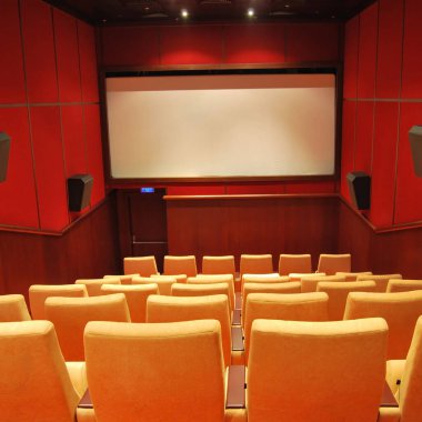 Modern sinema salonu boş ve bej renkli rahat koltuklar, sinema koltukları veya sandalye, beyaz sinema ekranı
