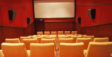 Modern sinema salonu boş ve bej renkli rahat koltuklar, sinema koltukları veya sandalye, beyaz sinema ekranı