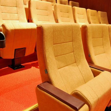 Modern sinema salonu boş ve bej renkli rahat koltuklar, sinema koltukları veya sandalye