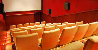 Modern sinema salonu boş ve bej renkli rahat koltuklar, sinema koltukları veya sandalye, beyaz sinema ekranı