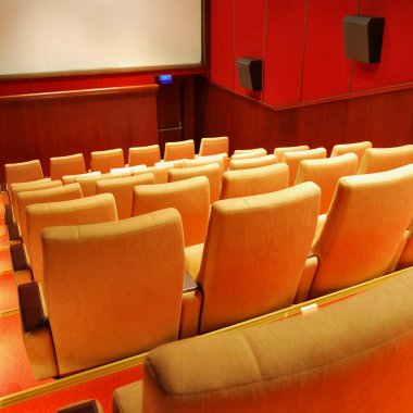 Modern sinema salonu boş ve bej renkli rahat koltuklar, sinema koltukları veya sandalye, beyaz sinema ekranı