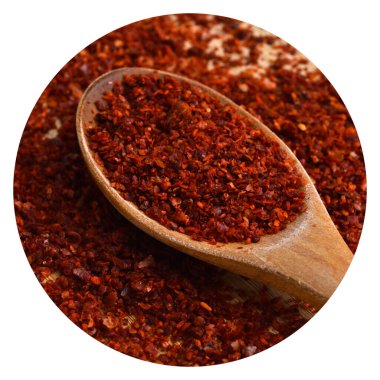 Bambu kesme tahtasındaki ahşap kaşıkta kurutulmuş kırmızı biber.