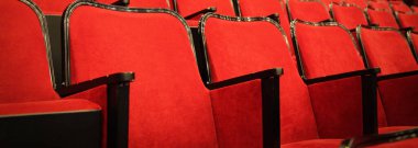 Modern sinema salonu boş ve kırmızı rahat koltuklar, sinema koltukları veya sandalye