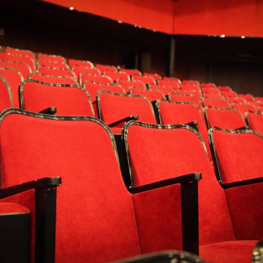 Modern sinema salonu boş ve kırmızı rahat koltuklar, sinema koltukları veya sandalye