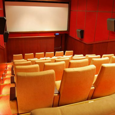 Modern sinema salonu boş ve bej renkli rahat koltuklar, sinema koltukları veya sandalye, beyaz sinema ekranı