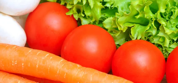 Surtido Verduras Orgánicas Frescas Crudas Saludables Sobre Tabla Cortar Bambú — Foto de Stock