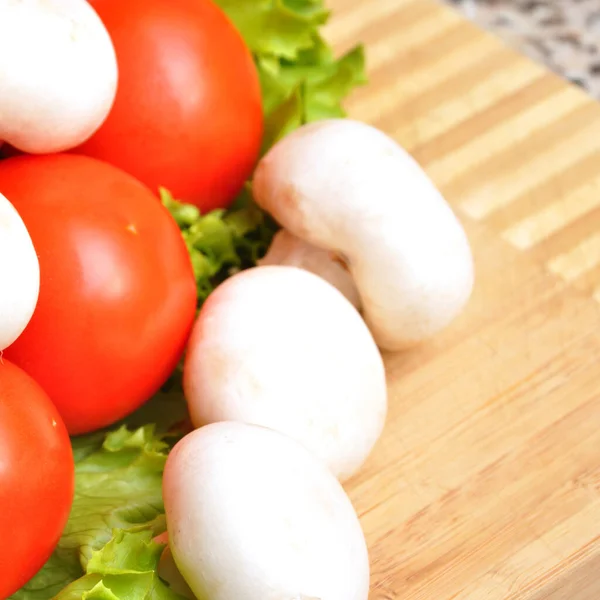 Surtido Verduras Orgánicas Frescas Crudas Saludables Sobre Tabla Cortar Bambú — Foto de Stock