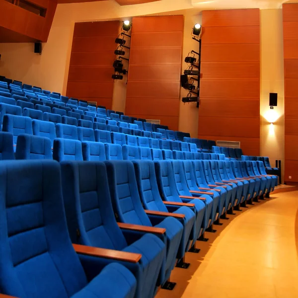 Σύγχρονη Αίθουσα Κινηματογράφου Άδειο Και Μπλε Άνετα Καθίσματα Καθίσματα Κινηματογράφου — Φωτογραφία Αρχείου