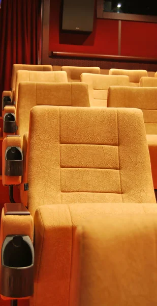 近代的な映画館の空とベージュ快適な席 映画館の座席や椅子 — ストック写真