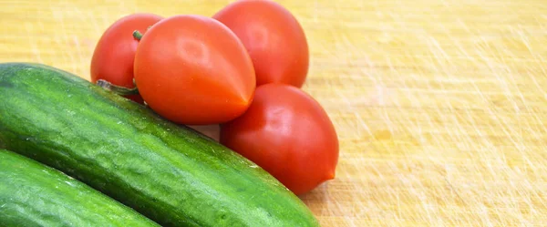 Pepinos Tomate Verdes Muy Frescos Saludables Tabla Cortar — Foto de Stock