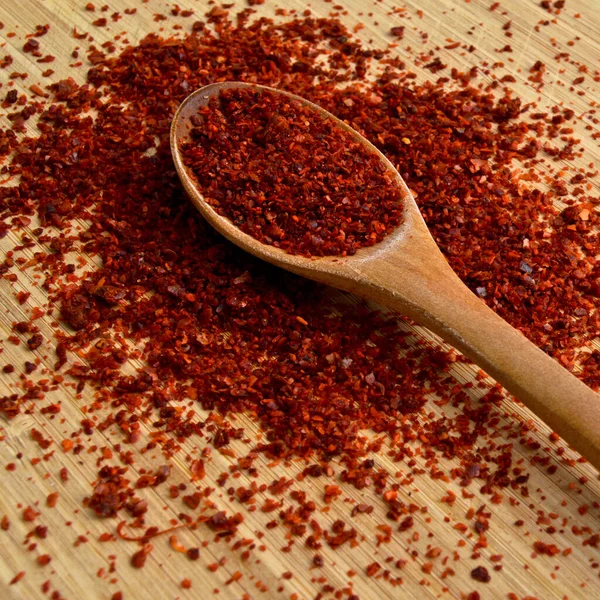 Pimienta Roja Aromática Seca Cuchara Madera Sobre Tabla Cortar Bambú — Foto de Stock