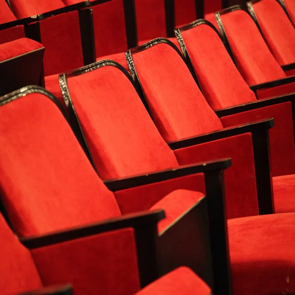 现代电影院大厅空荡荡的红色舒适座位 电影院座位或椅子 — 图库照片