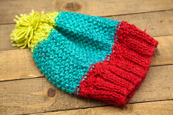 Handgjort Ull Stickad Vinter Blå Röd Och Grön Hatt Isolerad — Stockfoto