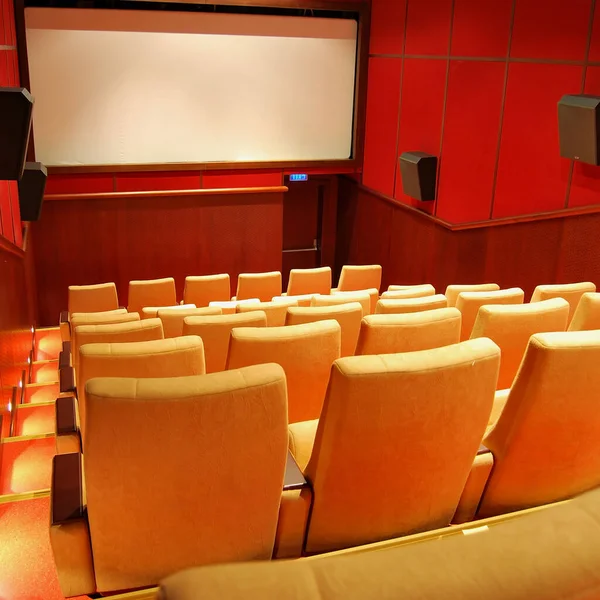 現代映画館の空とベージュ快適な席 映画館の座席や椅子 白い映画館の画面 — ストック写真
