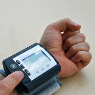 Elektronik ölçüm makinesi. Kan basıncı monitörü, sfinometre.