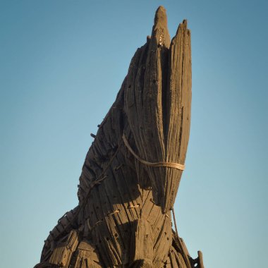 Canakkale 'deki Truva Atı. Tahta at Truva filminden ve Çanakkale şehrine bağışlandı. Truva atı ve mavi gökyüzü. Çanakkale, Türkiye - 01 Eylül 2015