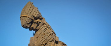 Canakkale 'deki Truva Atı. Tahta at Truva filminden ve Çanakkale şehrine bağışlandı. Truva atı ve mavi gökyüzü. Çanakkale, Türkiye - 01 Eylül 2015