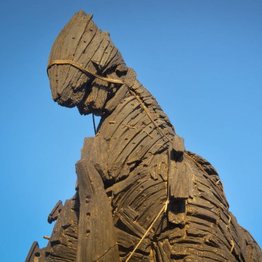 Canakkale 'deki Truva Atı. Tahta at Truva filminden ve Çanakkale şehrine bağışlandı. Truva atı ve mavi gökyüzü. Çanakkale, Türkiye - 01 Eylül 2015