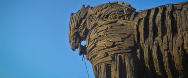 Canakkale 'deki Truva Atı. Tahta at Truva filminden ve Çanakkale şehrine bağışlandı. Truva atı ve mavi gökyüzü. Çanakkale, Türkiye - 01 Eylül 2015