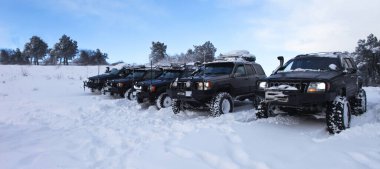 Bir SUV 4x4 aracı karlı yolda gidiyor, kış mevsimi, çok soğuk, İstanbul Türkiye, 1 Ocak 2016