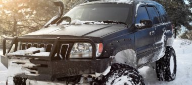 Bir SUV 4x4 aracı karlı yolda gidiyor, kış mevsimi, çok soğuk, İstanbul Türkiye, 1 Ocak 2016