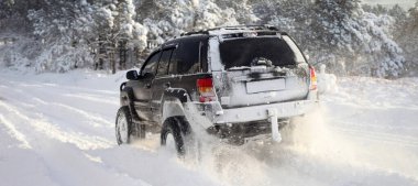 Bir SUV 4x4 aracı karlı yolda gidiyor, kış mevsimi, çok soğuk, İstanbul Türkiye, 1 Ocak 2016