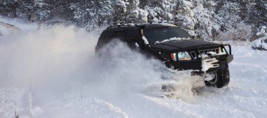 Bir SUV 4x4 aracı karlı yolda gidiyor, kış mevsimi, çok soğuk, İstanbul Türkiye, 1 Ocak 2016