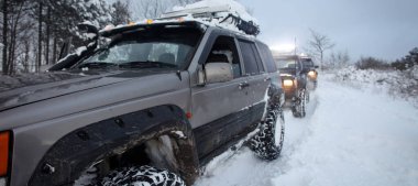 Bir SUV 4x4 aracı karlı yolda gidiyor, kış mevsimi, çok soğuk, İstanbul Türkiye, 1 Ocak 2016