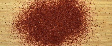 Bambu kesim tahtasındaki organik aromatik sumac doku.