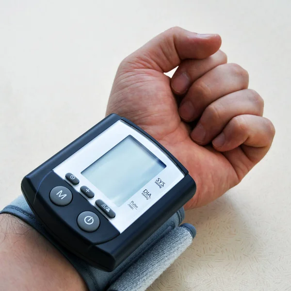 Machine Checking Electronic Measuring Blood Pressure Monitor Sphygmomanometer — Stock Photo, Image