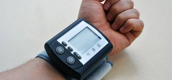 Machine Checking Electronic Measuring Blood Pressure Monitor Sphygmomanometer — Stock Photo, Image