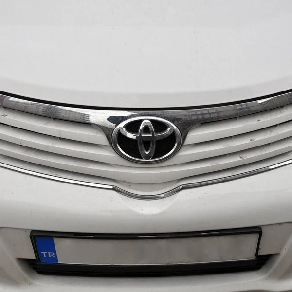 Close Toyota Logo Chrome Metal — Stock Photo, Image