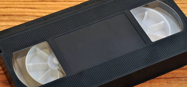 Tahta Arkaplanda Izole Edilmiş Eski Boş Vhs Analog Video Kaseti — Stok fotoğraf