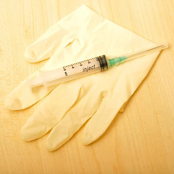 Medizinische Injektionsspritze Aus Kunststoff Und Operationshandschuh Können Krankenhaus Bei Ärzten — Stockfoto
